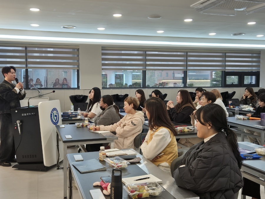 ▲ 여주현 스타일리스트가 경북보건대학교 뷰티디자안과 학생들에게 강의를 하고 있다.ⓒ경북보건대