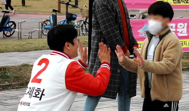 ▲ 류제화 세종갑 후보가 호수공원에서 학생을 반갑게 마주하고 있다.ⓒ국민의힘 세종시당