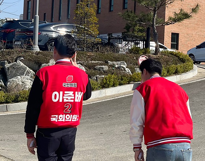 ▲ 국민의힘 류제화 세종급 후보와 세종을 이준배 후보가 공식 선거운동의 첫 주말을 맞아 종교시설을 찾아 인사를 하고 있다.ⓒ국민의힘 세종시당