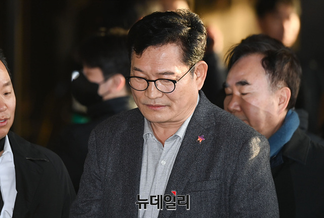 ▲ 더불어민주당 '2021년 전당대회 돈봉투 의혹'의 핵심으로 지목된 송영길 전 민주당 대표가 지난해 12월8일 오전 서울 서초구 서울중앙지검으로 출석하고 있다. ⓒ서성진 기자