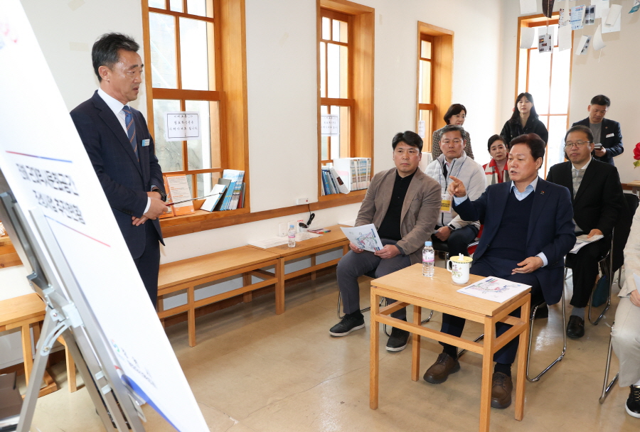 ▲ 박완수 도지사가 진해 ‘근대역사문화공간 활성화 사업’지를 찾아 보고를 받고 현황 상황을 점검했다. ⓒ경남도 제공