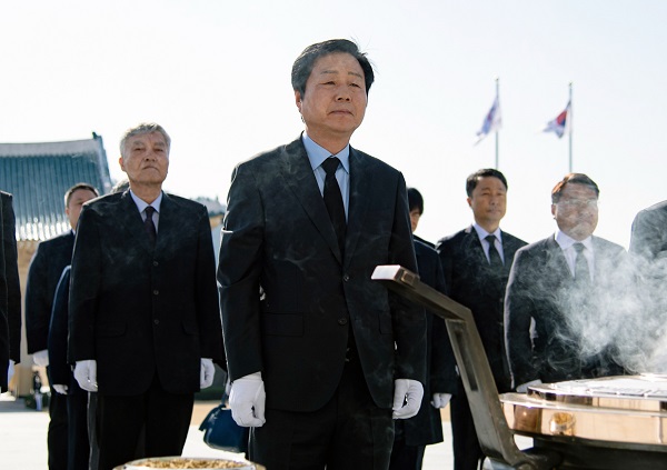 ▲ 충남대 교육학과 김정겸 교수가 1일 오전국립대전현충원 참배를 시작으로 제20대 총장으로 2028년 3월 말까지 4년간의 임기를 시작했다.ⓒ충남대