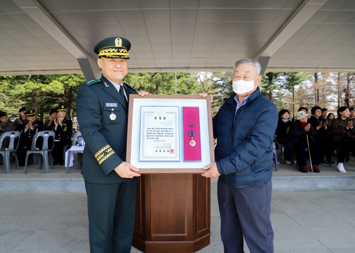 ▲ 한기성 25사단장이 1일 경기도 양주의 제25보병사단에서 무공훈장 전수식을 열고 고(故) 이형곤 이등상사(현 중사)의 화랑무공훈장을 유가족에게 전수하고 있다. ⓒ육군 제공