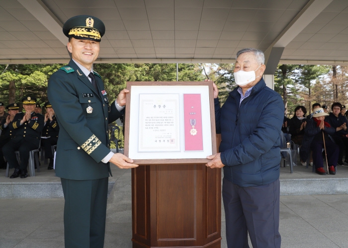▲ 고태남 인사사령관이 1일 경기도 양주의 제25보병사단에서 열린 무공훈장 전수식에서 고(故) 이영곤 일병의 화랑무공훈장을 유가족에게 전수하고 있다. ⓒ육군 제공