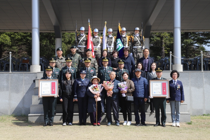 ▲ 1일 경기도 양주의 제25보병사단에서 열린 무공훈장 전수식에 참여한 유가족 및 주요관계자들이 기념사진을 촬영하고 있다. ⓒ육군 제공
