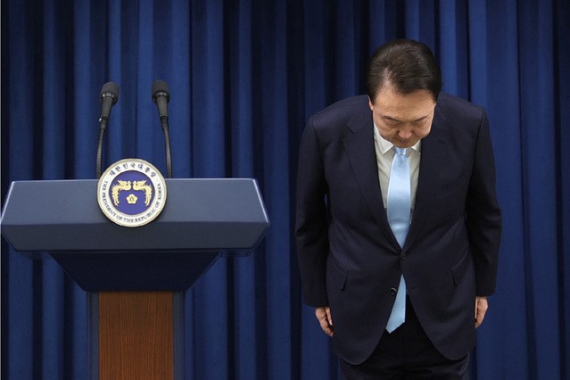 ▲ 윤석열 대통령이 1일 서울 용산 대통령실에서 대국민 담화 '국민께 드리는 말씀' 발표에 앞서 인사하고 있다. (사진=대통령실 제공) ⓒ뉴시스