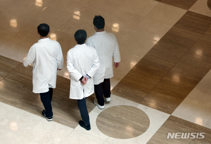 ▲ 서울의 한 대학병원에서 의사들이 이동하고 있다. ⓒ뉴시스