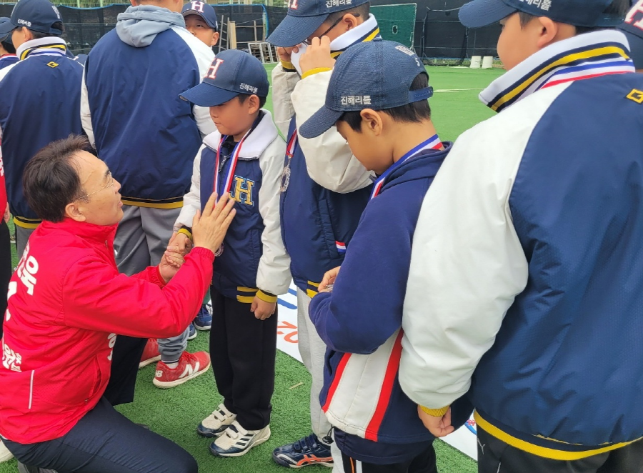 ▲ 창원시 진해구 리틀야구장을 찾은 이종욱 후보. ⓒ 이종욱 후보 사무실 제공