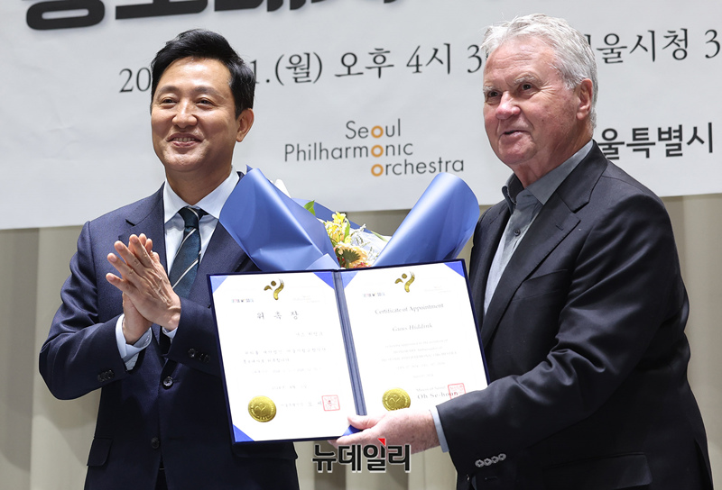 ▲ 1일 오후 서울시청 대회의실에서 열린 서울시향 홍보대사 위촉식에서 거스 히딩크 전 한국 축구대표팀 감독과 오세훈 서울시장이 기념촬영을 하고 있다.ⓒ정상윤 기자
