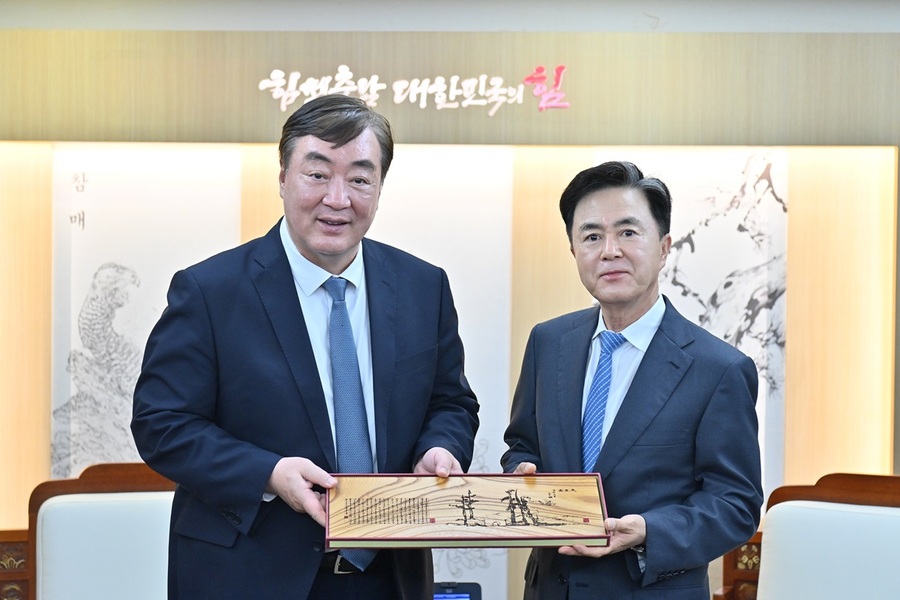 ▲ 김태흠 충남도지사(우)가 싱하이밍 주중대사가 1일 충남도청에서 선물을 교환하고 있다.ⓒ충남도