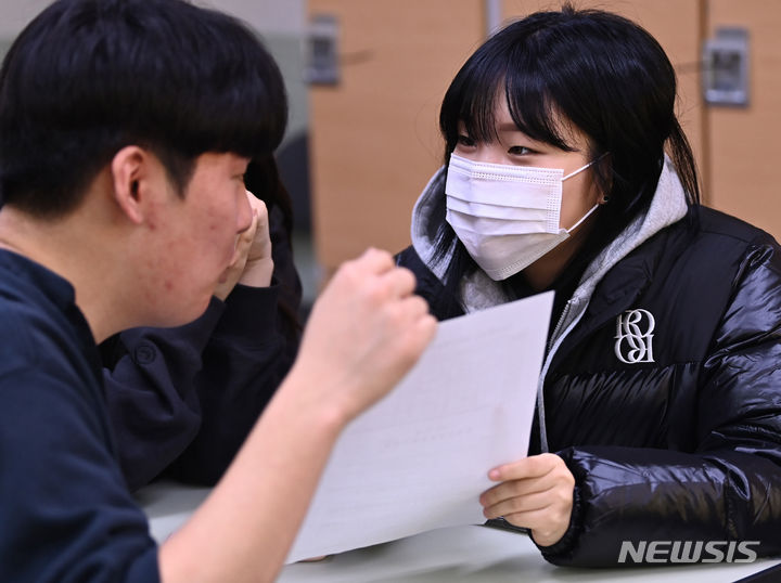 ▲ 한 고등학교 교실에서 남학생과 여학생이 대화를 나누고 있다. 위 사진은 본 기사내용과 관련없음. ⓒ뉴시스