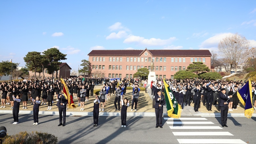 ▲ 청주대학교를 비롯해 청석학원 산하 7개 학교 교직원과 학생들이 지난해 11월 청석학원 창학 100주년을 기념하는 플래시몹을 펼치고 있는 모습.ⓒ 청주대학교