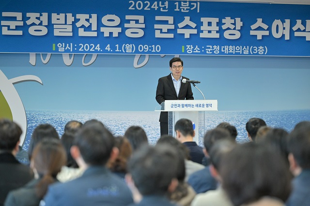 ▲ 김광열 군수가 4월 정례조회에서 직원들을 격려하며 더욱 성장하는 영덕을 당부하고 있다.ⓒ영덕군