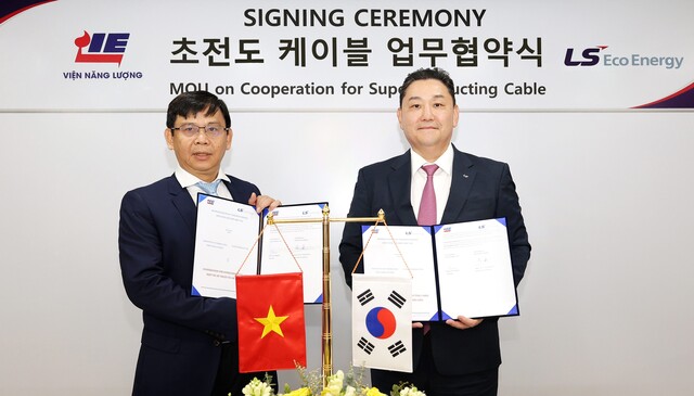 ▲ 1일 이상호 LS에코에너지 대표(오른쪽)와 쩐끼푹(Tran Ky Phuc) 베트남 에너지연구소 원장이 ‘초전도 케이블 업무협약’ 체결 후 기념촬영을 하고 있다. ⓒLS에코에너지