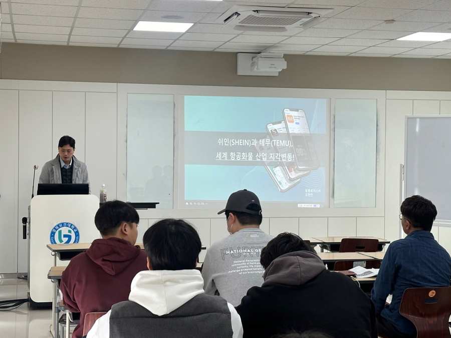 ▲ 오현민 심플로지스 대표가 경북보건대학교에서 기업물류 서비스에 대해 강의하고 있다.ⓒ경북보건대