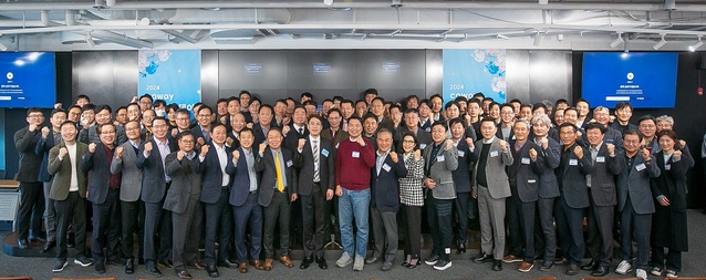 ▲ 코웨이가 지난 1일 서울 구로구 지타워 본사에서 ‘2024년 동반성장데이’를 개최했다. 이날 행사에 참석한 김기배 코웨이 구매실장(첫째 줄 왼쪽 아홉 번째)과 파트너사 관계자들이 기념사진을 촬영하고 있다.ⓒ코웨이