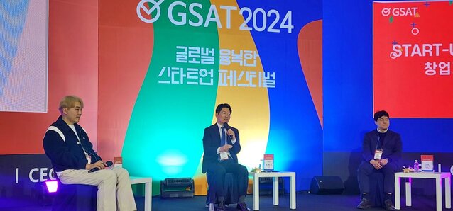▲ 1일 GSAT 2024에서 개최한 '스타트업 토크쇼-창업가의 화양연화'에서 최백준 의장이 발언을 하고 있다.(좌측부터)김유재 파워플레이어 대표, 최백준 틸론 의장, 권인택 오픈놀  대표. ⓒ벤처기업협회