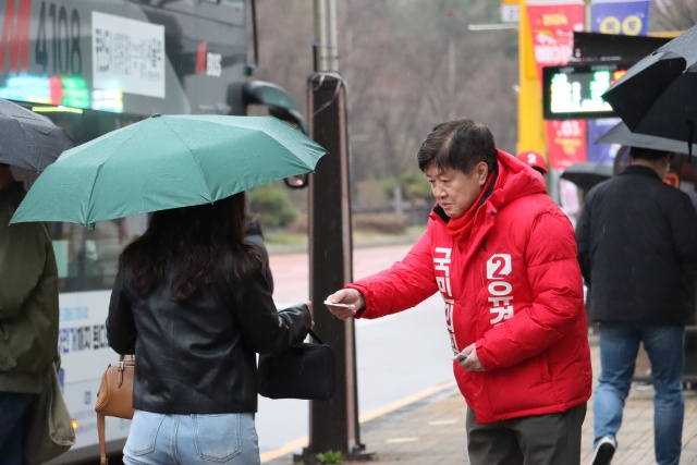 ▲ 화성시의 한 거리에서 유권자들에게 인사하고 있는 유경준 후보. ⓒ유경준 선거사무소 제공