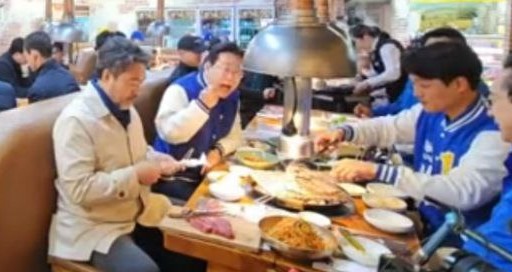 ▲ 이재명 더불어민주당 대표가 1일 인천 계양구 계산동에 위치한 한우 전문점에서 식사하는 모습. ⓒ유튜브 캡처