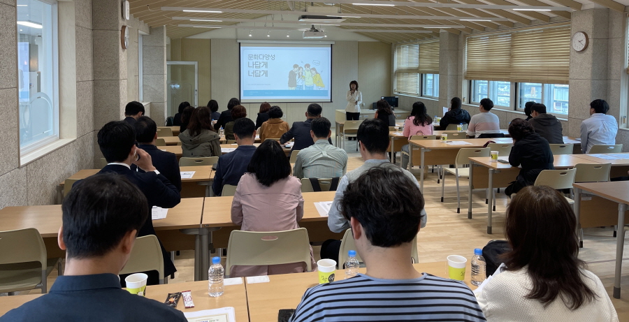 ▲ 경남도교육청이 2일 마산가포고등학교에서 다문화교육지원단을 대상으로 역량 강화 연수를 진행했다. ⓒ경남교육청 제공