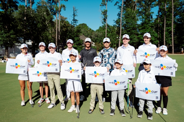 ▲ 지난해 김시우와 토미 플릿우드가 브릿지키즈를 통해 골프 꿈나무들과 뜻 깊은 시간을 가졌다.ⓒCJ그룹