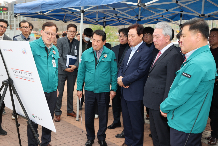 ▲ 박완수 경남지사가 경남도정 주요사업을 둘러보기 위해 양산을 방문해 나동연 시장과 회양강 르네상스사업 현황을 청취하고 있다. ⓒ경남도 제공