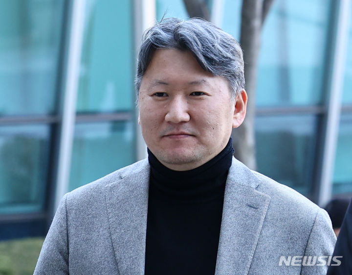 ▲ 김창수(가운데) 전국의과대학교수협의회 회장이 지난달 14일 서울 서초구 서울행정법원에서 열린 의과대학 증원 취소 행정소송 집행정지 심문에 출석하고 있다. ⓒ뉴시스