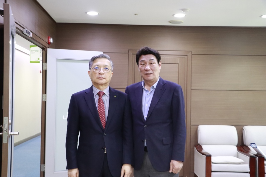 ▲ 강대식 국회의원(오른쪽)은 오늘 한국토지주택공사(LH) 대구경북본부에서 LH 이한준 사장을 만나 대구경북통합신공항의 적기 개항과 후적지의 성공적 개발에 대한 공감대를 형성하는 등 심도있는 대화를 나눴다.ⓒ강대식 의원실