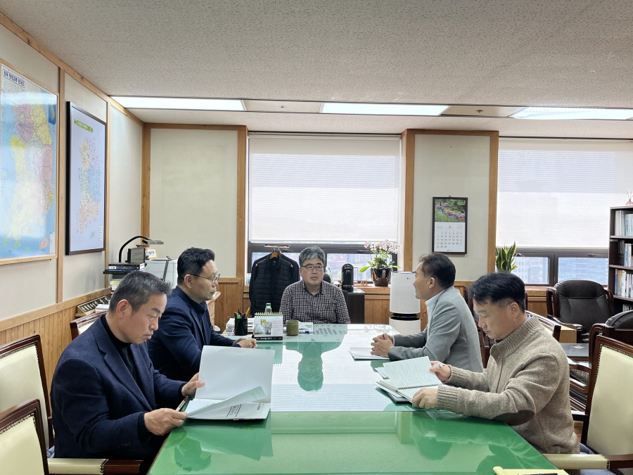 ▲ 오성윤 경남도 산림관리과장이 산림청을 방문해 주요 산림사업을 설명하고, 국비 예산요구안 편성과 증액 반영 등을 요청했다. ⓒ경남도 제공