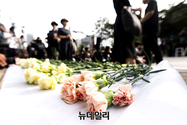 ▲ 서이초등학교 교사 49재 참가자들이 추모 헌화를 하고 있다.ⓒ서성진 기자