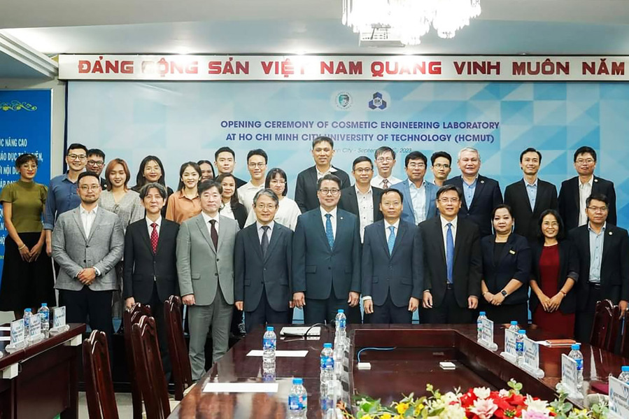 ▲ 호치민기술대학교 화장품공학전공 실험실 개소식을 마친 후 기념촬영을 했다.ⓒ대구한의대
