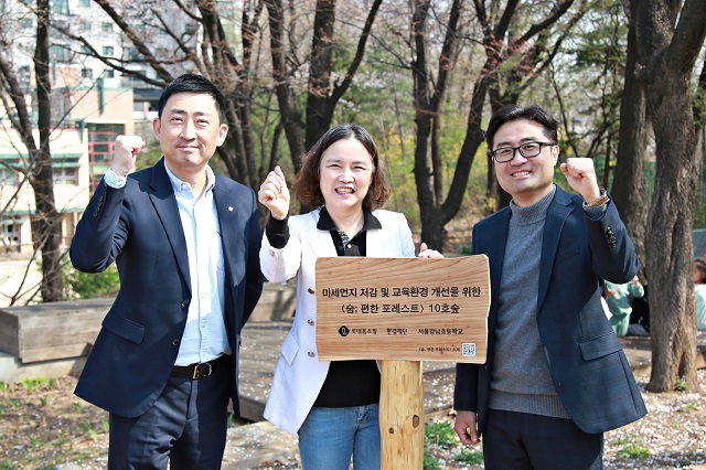 ▲ 왼쪽부터 이동규 롯데홈쇼핑 마케팅부문장, 이화 서울강남초등학교 교장, 정태용 환경재단 사무처장이 기념 촬영을 하고 있다.ⓒ롯데홈쇼핑