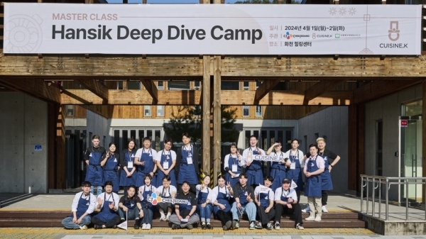 ▲ 4월1일 강원도 화천에서 진행한 '마스터 클래스' 프로그램에 참여한 셰프들이 기념사진을 촬영하고 있다. ⓒCJ제일제당