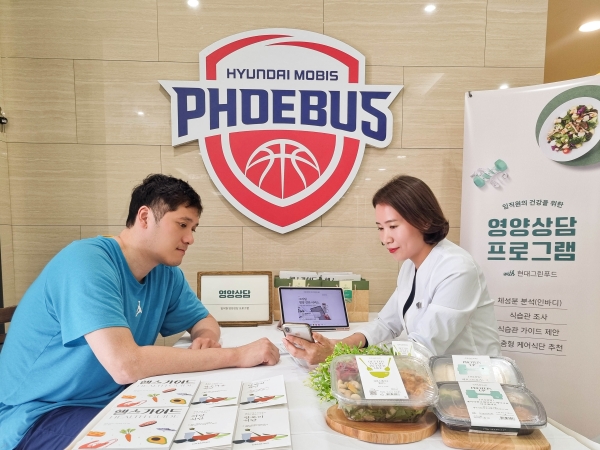 ▲ 현대모비스 피버스 함지훈 선수가 '그리팅 애슬릿' 전문 영양상담을 받는 모습ⓒ현대그린푸드
