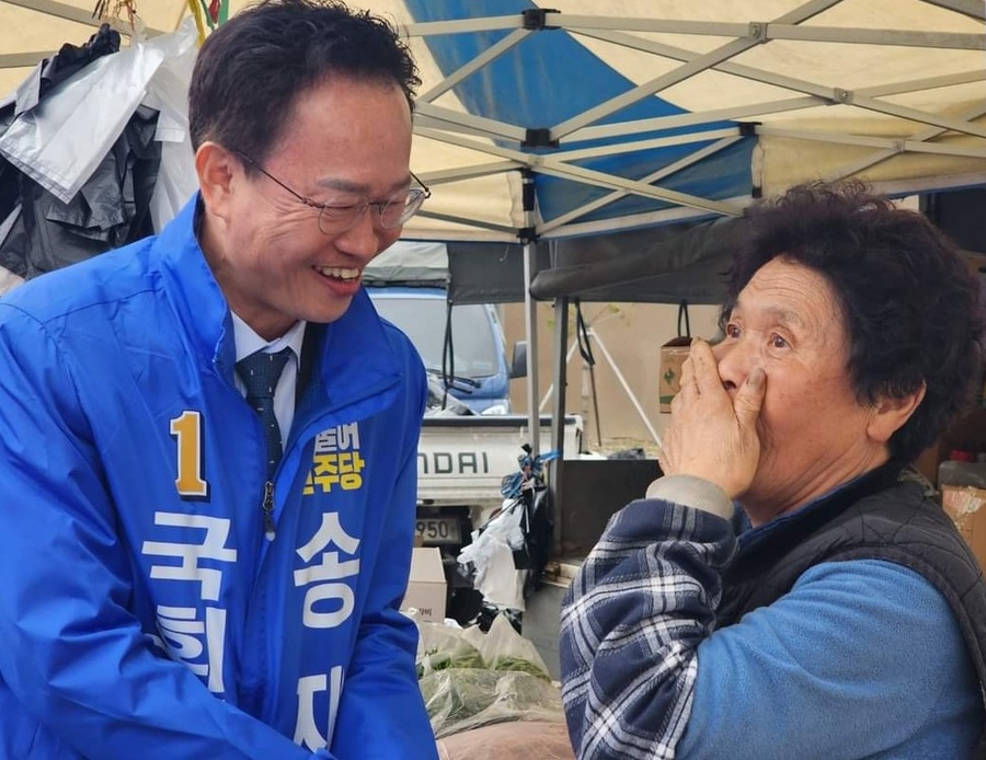 ▲ 민주당 송재봉 후보가 선거운동을 하면서 한 할머니에게 지지를 당부하고 있다.ⓒ송재봉 선거사무소