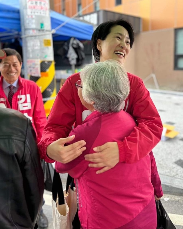 ▲ 국민의힘 김수민 후보가 한 할머니를 반갑게 감싸 안고 있다.ⓒ김수민 선거사무소