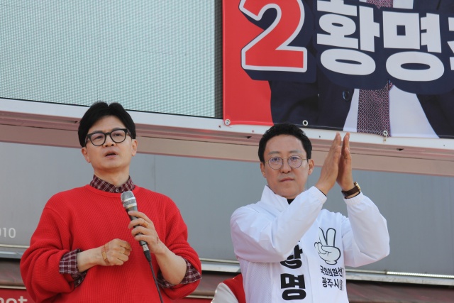▲ 황명주 국민의힘 경기 광주시을 후보가 한동훈 국민의힘 비상대책위원장과 선거 유세를 하고 있다. ⓒ황명주 선거사무소 제공