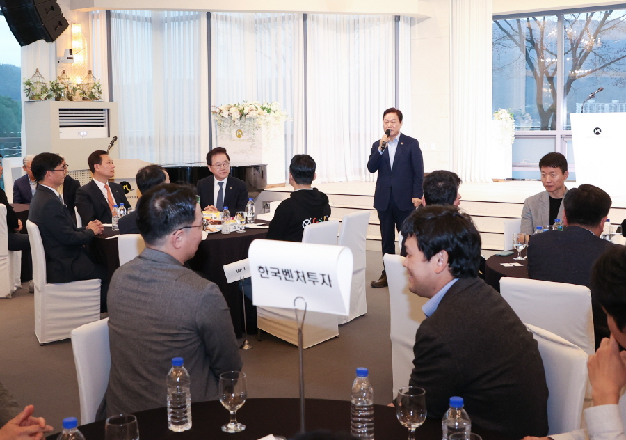 ▲ 박완수 도지사와 강석훈 KDB산업은행 회장 등 투자유치 기업설명회 참석자들이 환담을 나누고 있다. ⓒ경남도 제공