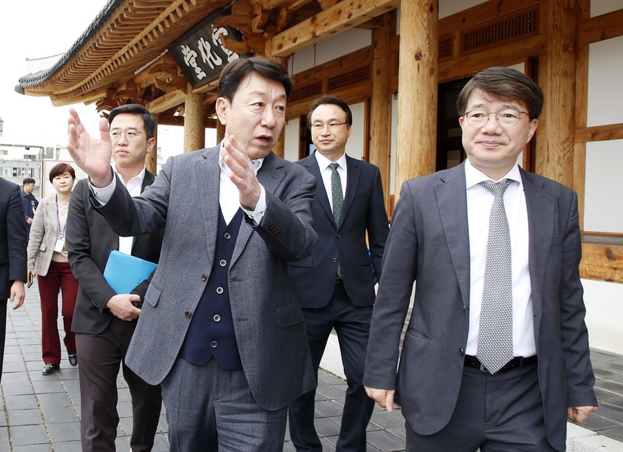▲ 우범기 전주시장이 국가예산의 키를 쥐고 있는 기획재정부 김동일 예산실장에게 전주 발전을 위한 왕의궁원 프로젝트 등 현안사업의 내년도 국가예산 지원을 요청했다.ⓒ전주시 사진 제공.