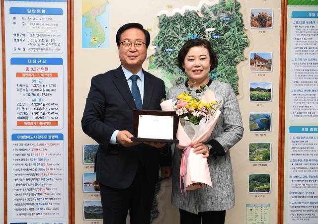 ▲ 전북특별자치도 완주교육지원청 김난희 교육장이 완주군 ‘1일 완주군수’로 나섰다.
ⓒ완주군 제공