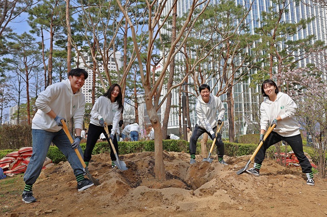 ▲ 기념식수를 하는 롯데물산 장재훈 대표(우측 두번째)와 임직원 봉사자들.ⓒ롯데물산