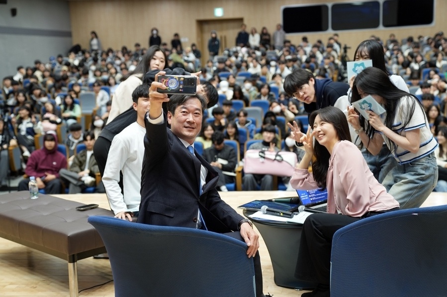 ▲ 목포대학교 송하철 총장이 신입생들과 대화를 나누고 있다.ⓒ목포대학교 제공