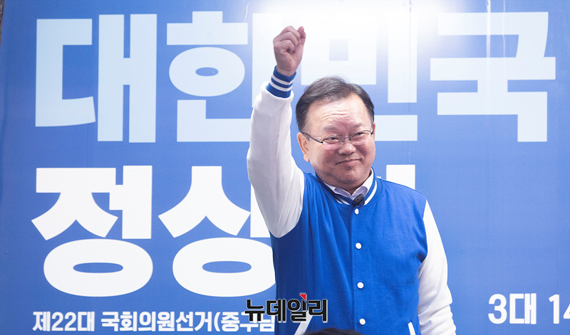 ▲ 김부겸 더불어민주당 상임공동선대위원장이 지난 2일 대구 중구 동성로를 찾아 대구에 출마한 각 지역구 후보들의 지지를 호소하고 있다. ⓒ서성진 기자