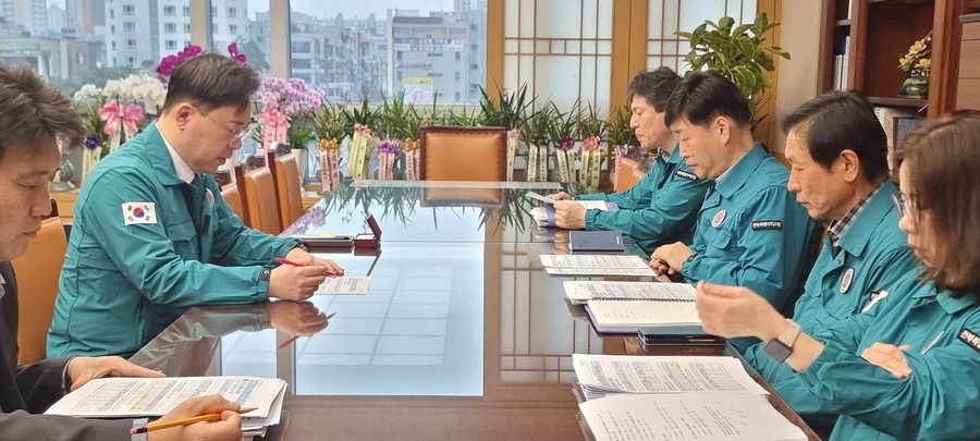 ▲ 의사 집단행동이 장기화되는 가운데 최병관 신임 전북특별자치도 행정부지사가 4일 상황관리 회의를 갖고 비상진료체계를 점검했다.ⓒ전북특별자치도 사진 제공.