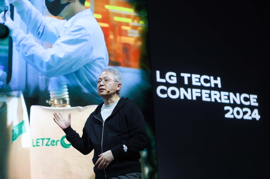 ▲ 4일 서울 강서구 마곡 LG사이언스파크에서 열린 LG 테크 컨퍼런스에서  ㈜LG COO 권봉석 부회장이 이공계 인재들에게 LG의 비전과 미래기술을 소개하고 있다. ⓒLG