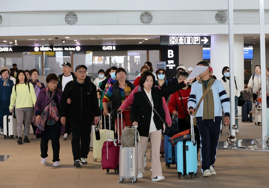 ▲ 지난 1일 인천항 국제여객터미널을 통해 입국한 중국인 단체관광객들이 터미널을 빠져 나가고 있다. ⓒ연합뉴스 제공