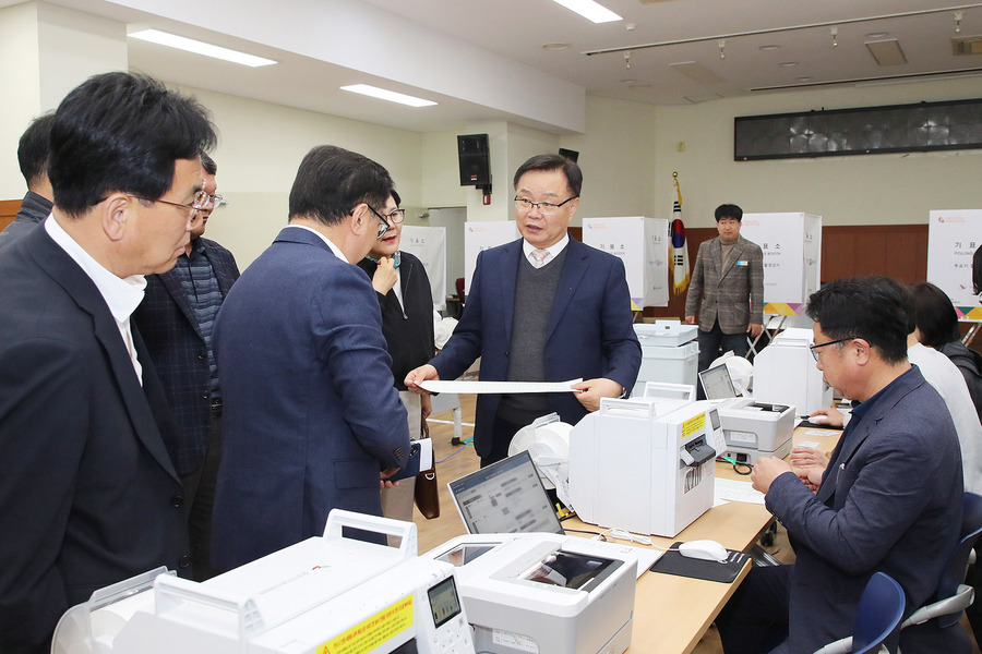 ▲ 홍남표 창원시장이 사전 투표소를 직접 최종 점검을 하고 있다. ⓒ창원시 제공