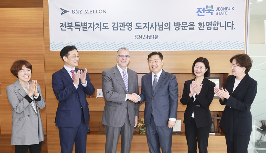 ▲ 김관영 전북특별자치도지사는 4일 세계 1위 글로벌 수탁은행인 BNY 멜론의 하니 카블라위(Hani Kablawi) 국제 부문 대표와 팡팡 첸(Fangfang Chen) 아시아태평양 대표를 면담하고 전북특별자치도의 금융산업 발전을 위해 함께 노력해 줄 것을 당부했다.ⓒ전북특별자치도 사진 제공.