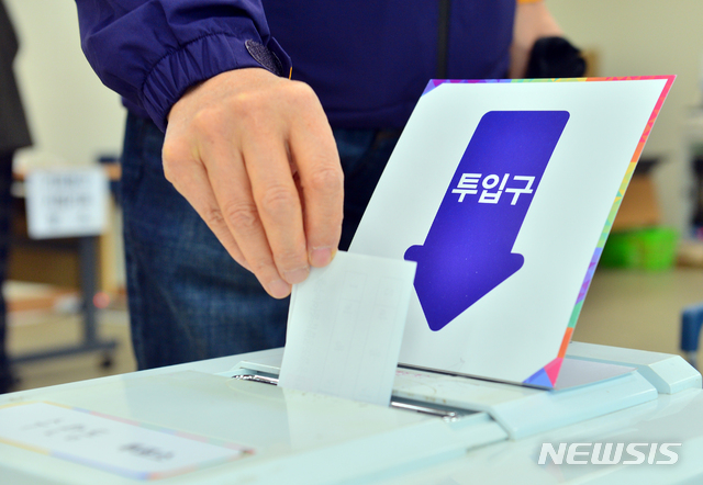 ▲ 한 지역구 투표소에서 유권자가 투표하는 모습. ⓒ뉴시스