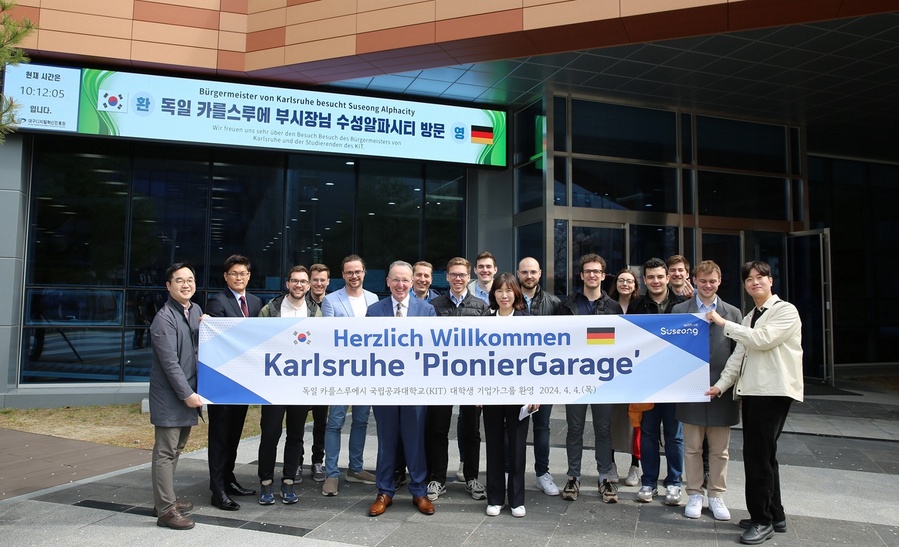 ▲ 독일 카를스루에(Karlsruhe)시 부시장과 카를스루에 공과대학교(Karlsruhe Institute of Technology, 이하 ‘KIT’) 학생 12명은 4일 우호도시를 맺은 대구 수성구(구청장 김대권)를 방문했다.ⓒ수성구